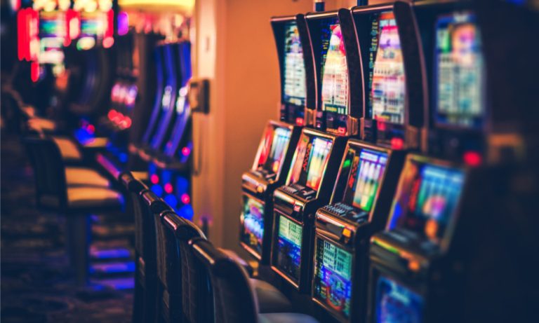 Who competes in online slot championships?